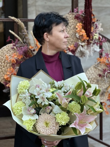 “Яркая луна” в Саратове: авторский букет с доставкой от “Цветы Луны”.
