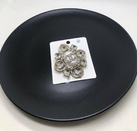Брошка Chanel белая