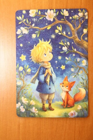 Цветущее дерево на поляне