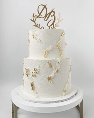 Свадебный торт в белом шоколадном велюре с кристалами из изомальта и сусальным золотом