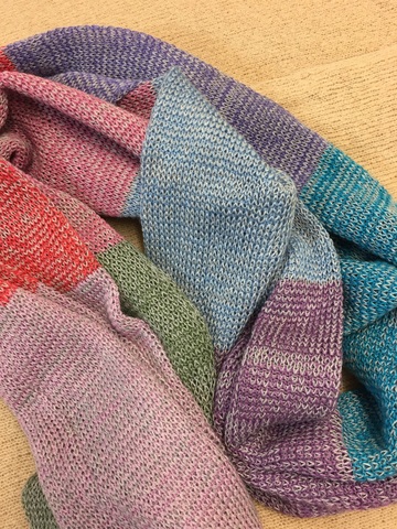 Классический шарф с крупными полосками не повторяющимися пастельных цветов.