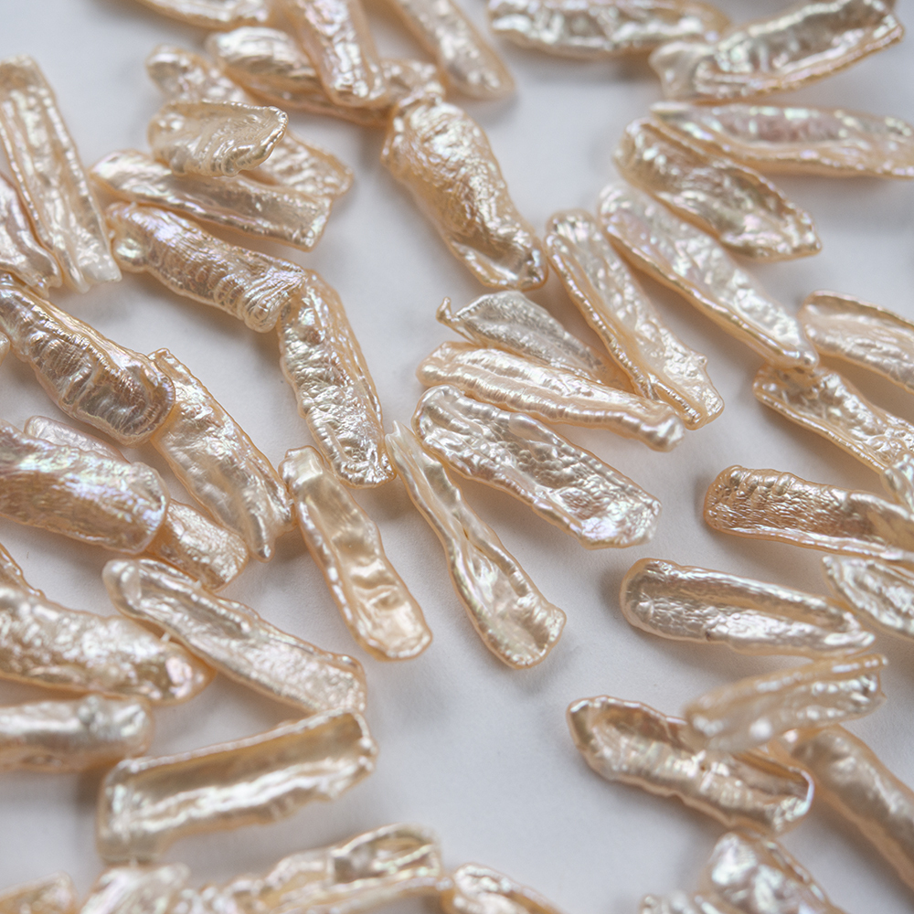 Жемчуг культивированный Бива, розово-персиковый, с эффектом хамелеона, со смещенным боковым отверстием 20-30*5-9мм