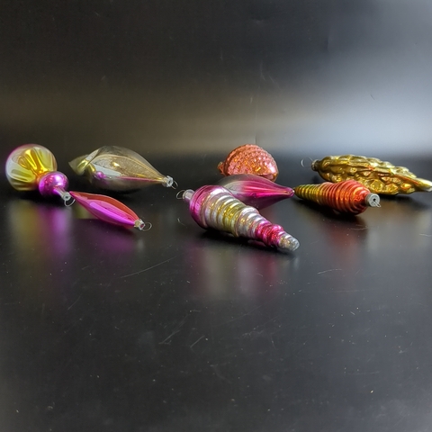 Ёлочные игрушки набор из 8 разных ярких и красивых сосулек, стекло, подвесные, винтаж времён СССР 1960-1980 гг.Советские ёлочные игрушки и украшения. Состояние и комплектация на фото, могут присутствовать незначительные неровности и сколы, закрытые металлическим подвесом (под подвесом).