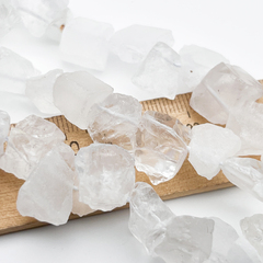 Кварц белый + горный хрусталь, необработанные бусины, размер около 7-12*10-14 мм, цена за отрезок 9-9,5 см (1/4 нити)