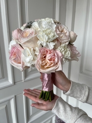 Свадебный букет из гортензии, диантусов, озотамнуса, кустовых пионовидных и одноголовых роз