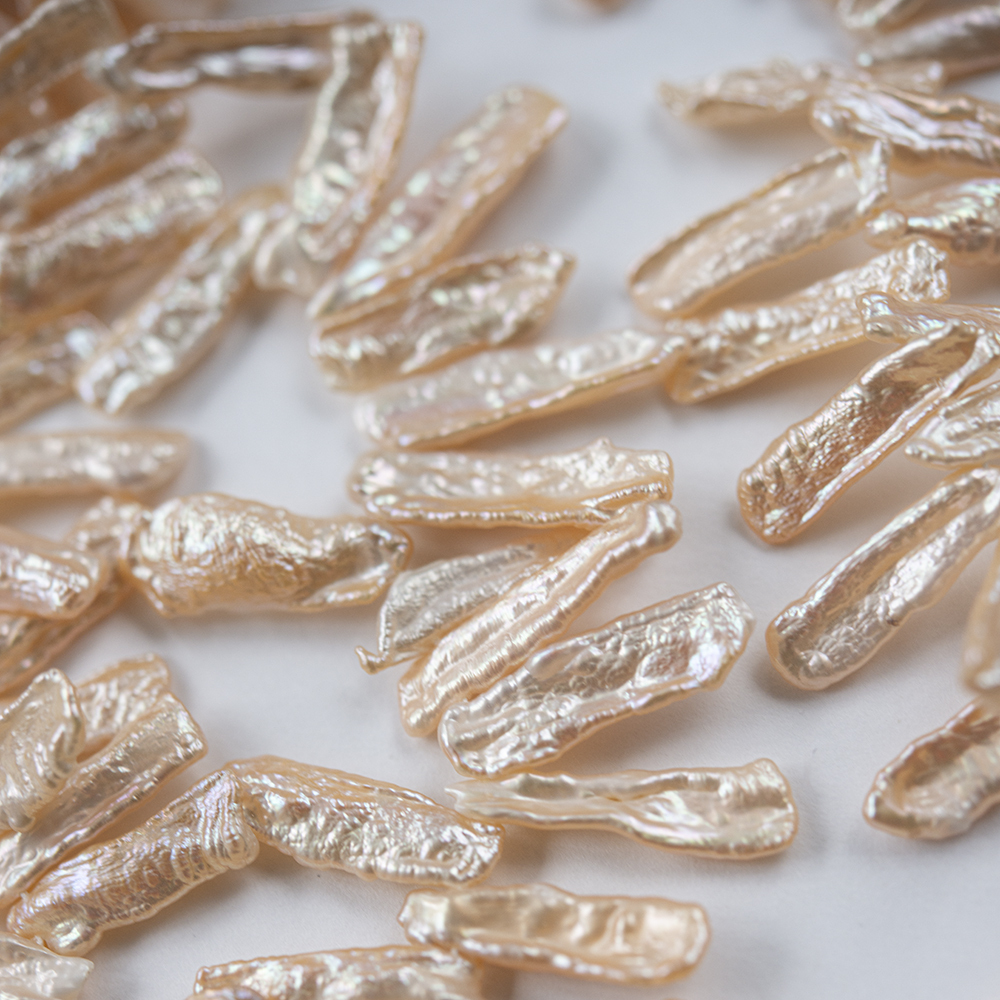 Жемчуг культивированный Бива, розово-персиковый, с эффектом хамелеона, со смещенным боковым отверстием 20-30*5-9мм