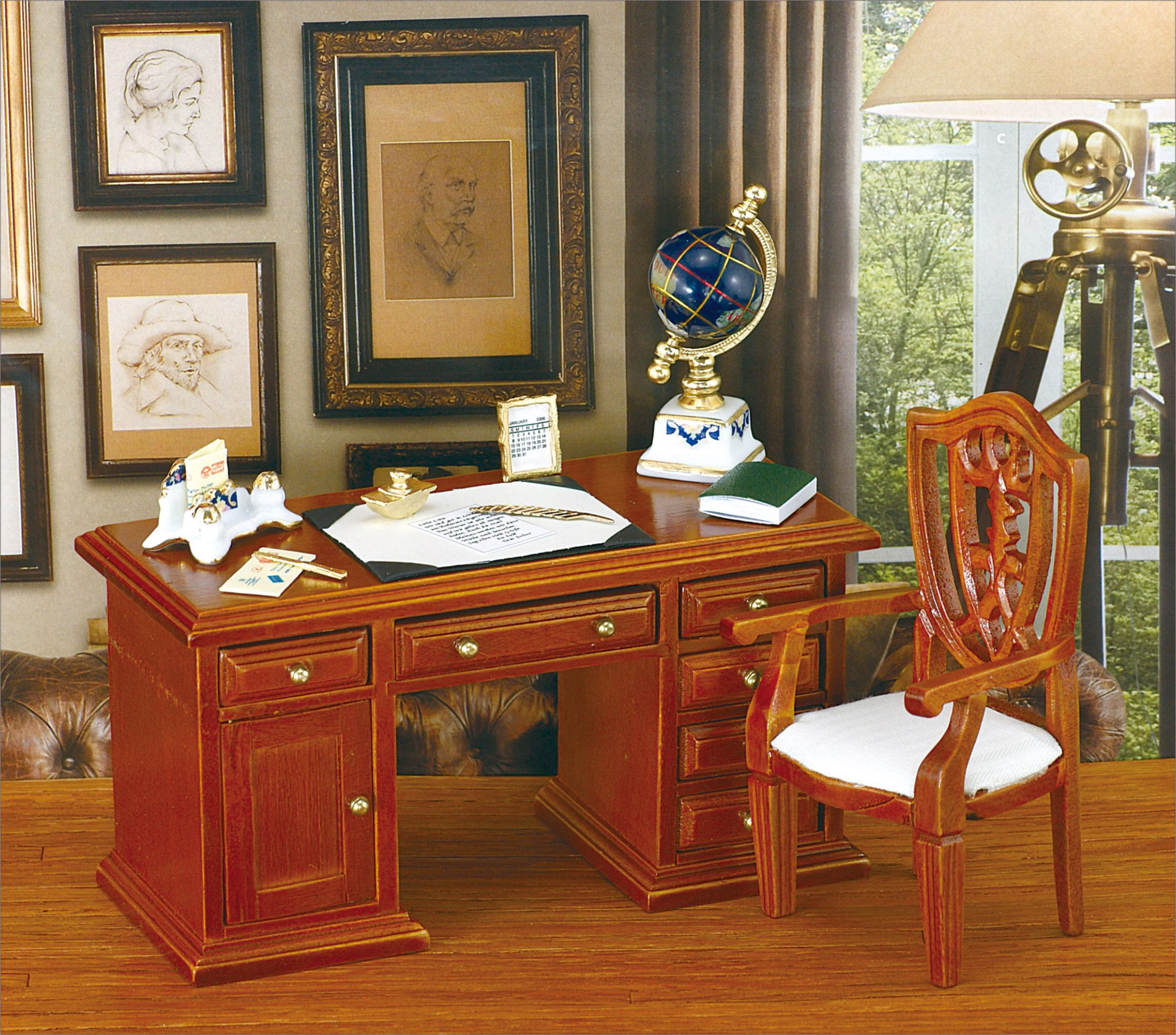 Миниатюрный стол  для кабинета