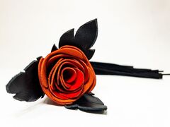 Черная замшевая плеть с красной лаковой розой в рукояти - 40 см. - 