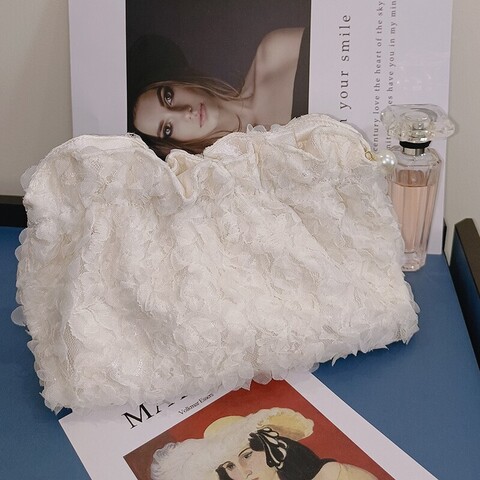 Косметичка молочная K-02