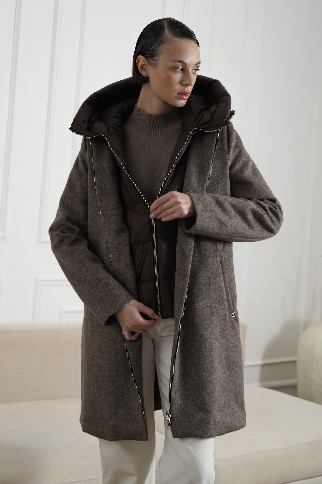 Шерстяное пальто с утепленной подкладкой и капюшоном