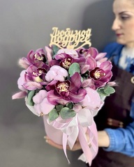 Коробка с розовыми орхидеями, хлопком и лагурусом