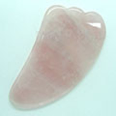 Скребок из розового кварца для проведения косметической процедуры гуаша, в форме лапки