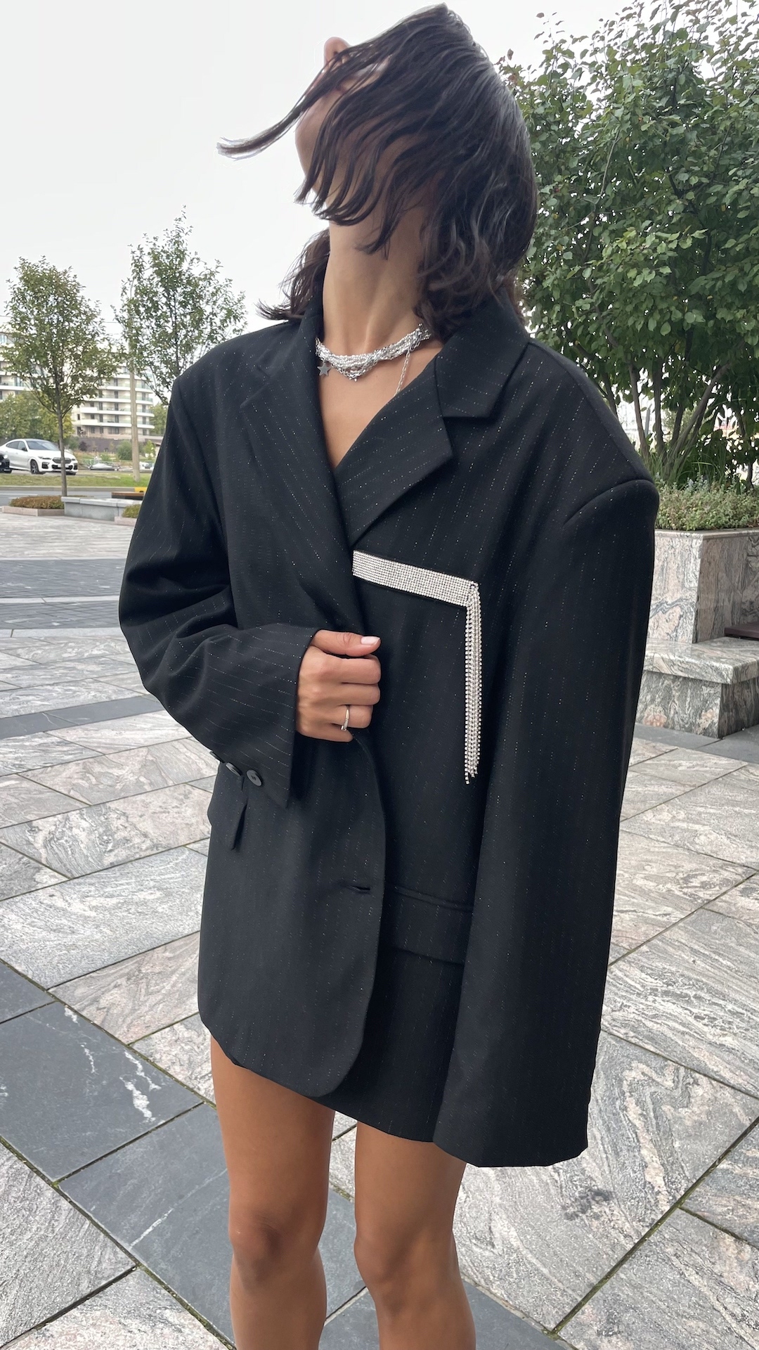 Блейзер oversize с акцентной линией плеча и мерцающей брошью