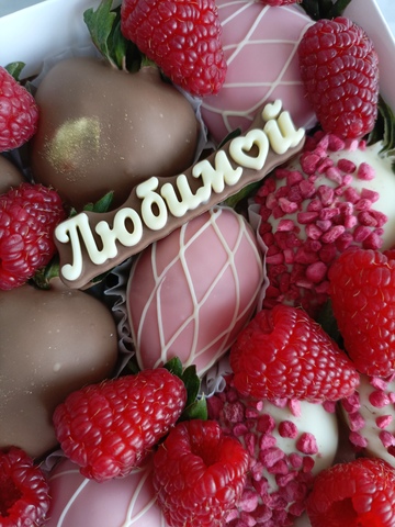Клубника в шоколаде с малиной