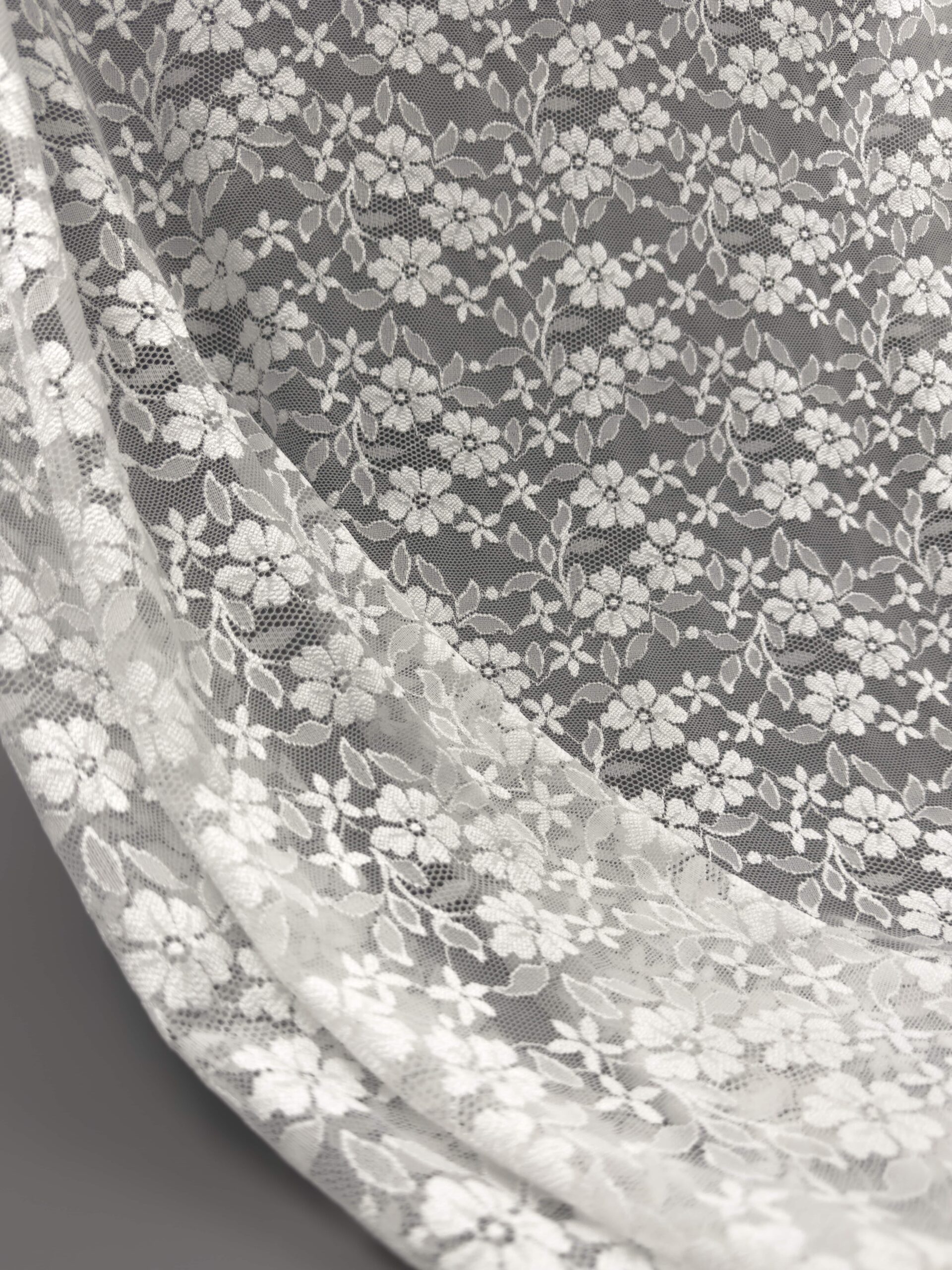 Гипюр эластичный белый ширина 150 см плотный С ПЯТНАМИ