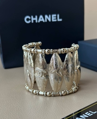 braslet-manzheta-shirokij-s-dvumya-zastezhkami-chanel-cvet-shampan