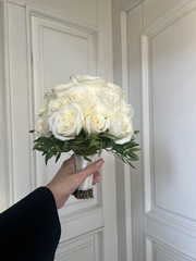 Свадебный букет из одноголовых роз и зелени
