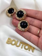 Пуговицы золотистые объемные с черным камнем и обрамлением в форме цветочков