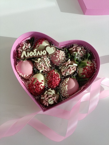 Сердце из клубники в шоколаде 