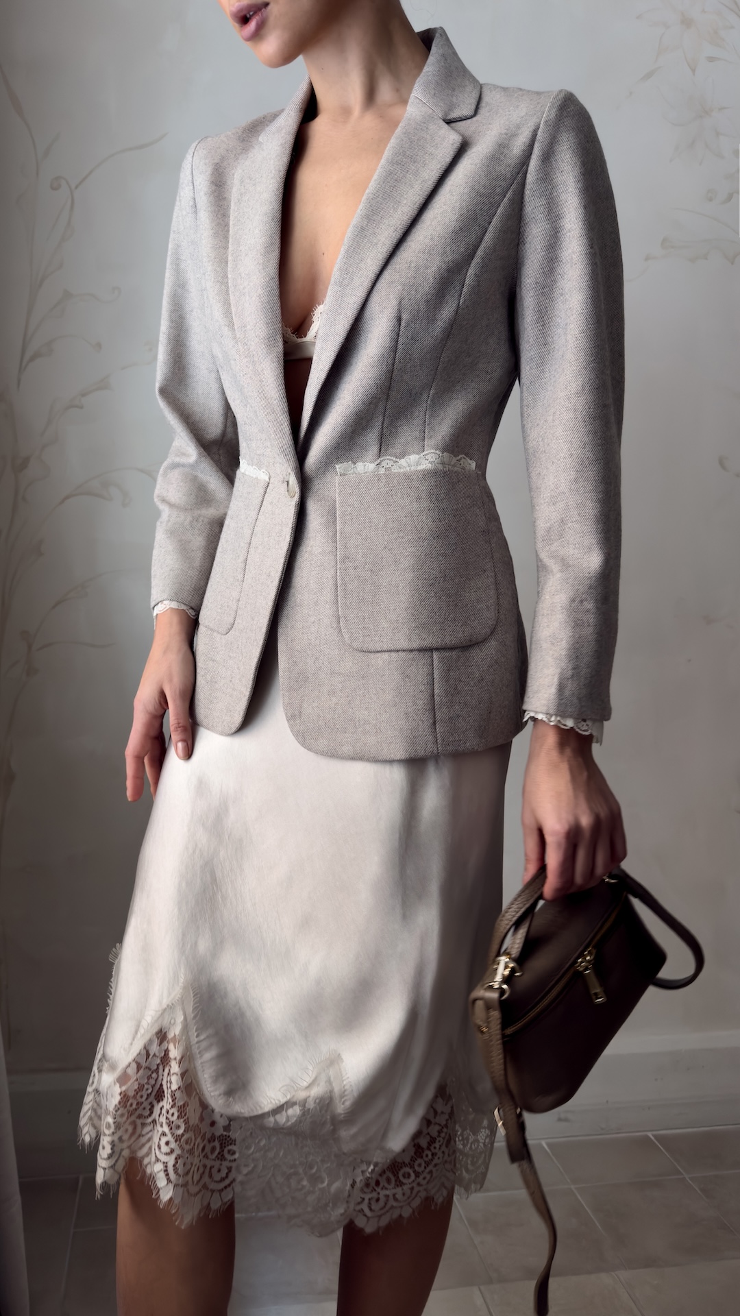 Юбка в бельевом стиле с кружевной отделкой по краю