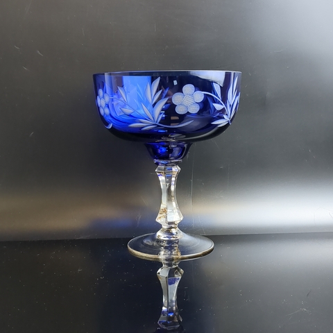 Изящная ваза конфетница на ножке, двухслойное цветное стекло, алмазная резка, шикарный узор, 15.6 см, винтаж СССР 1970-1990 гг