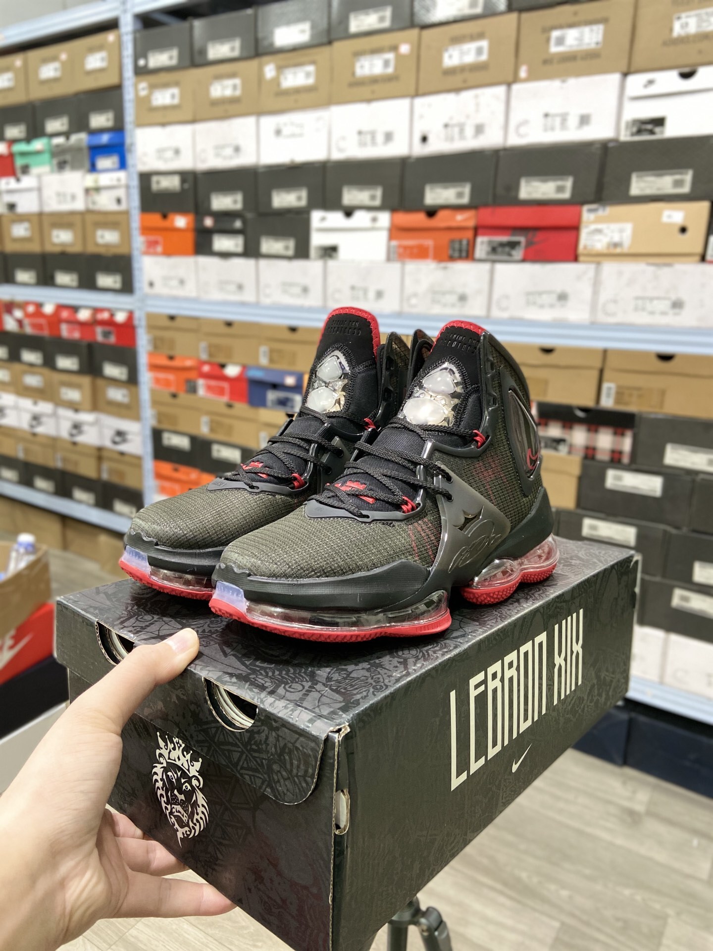 Lebron 1 bred deals