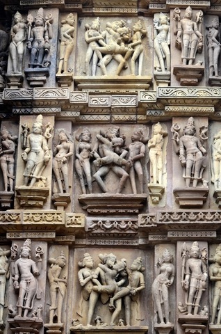 Индия. Эротические храмы Кхаджурахо, фрагмент скульптурной композиции..