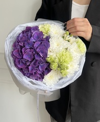 Сборный букет из гортензии, хризантемы, диантусов и лизиантуса