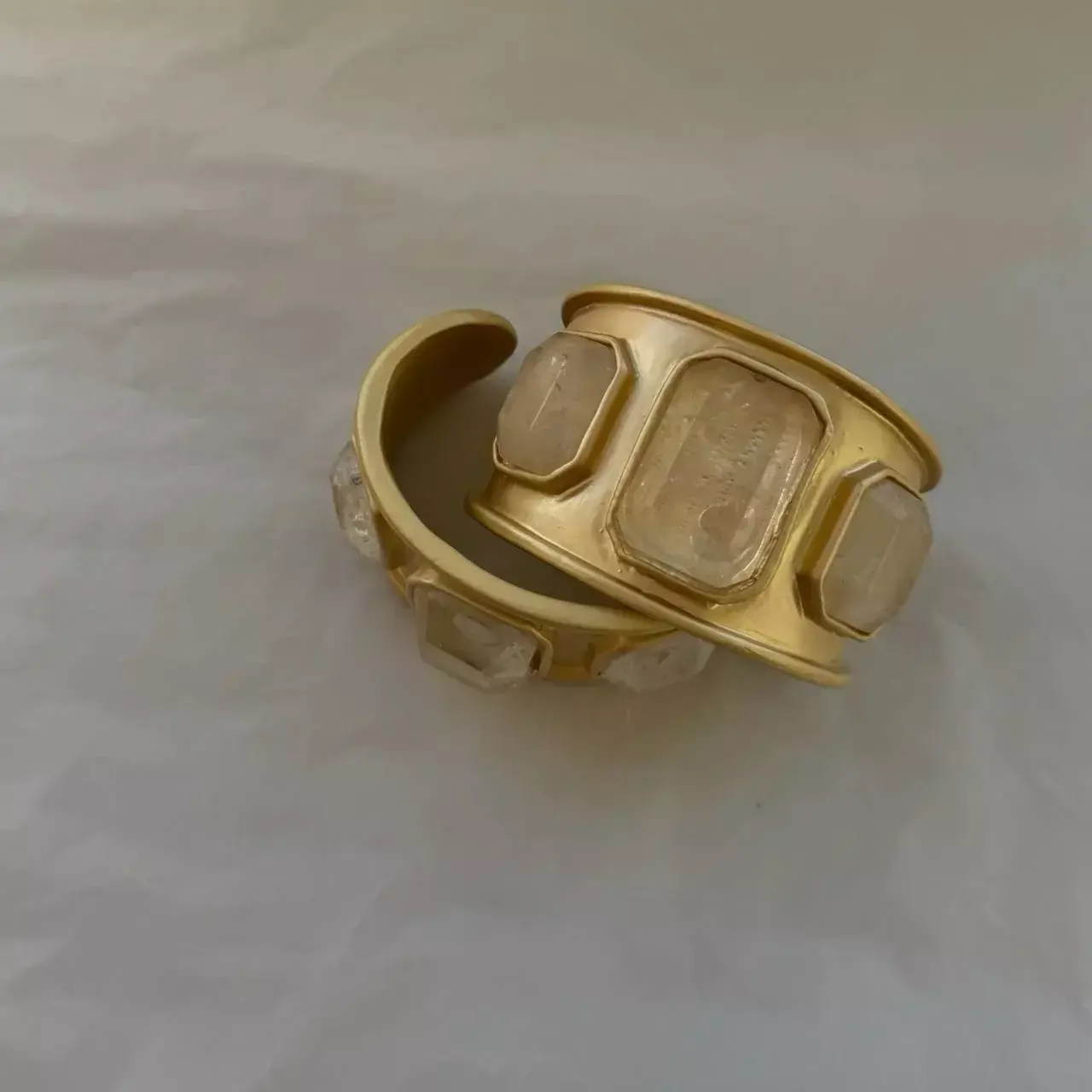 Браслет под золото с белыми камнями