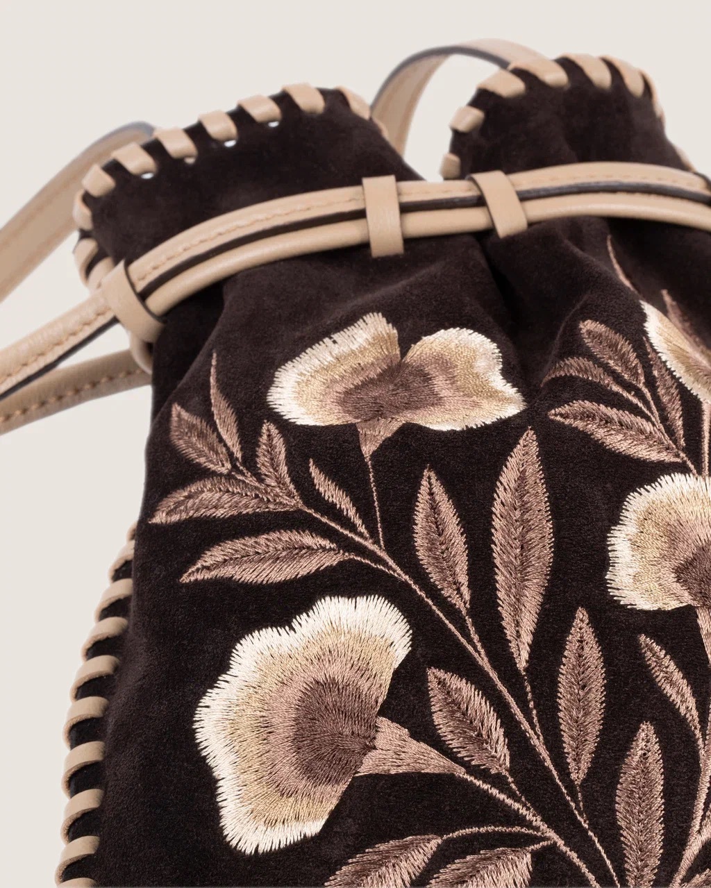 Сумка из замши с вышивкой и бахромой