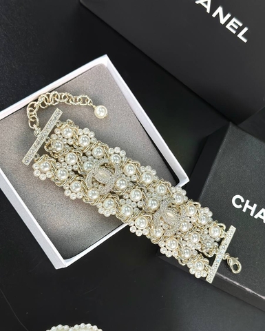 braslet-manzheta-chanel-shirokij-iz-zhemchuga