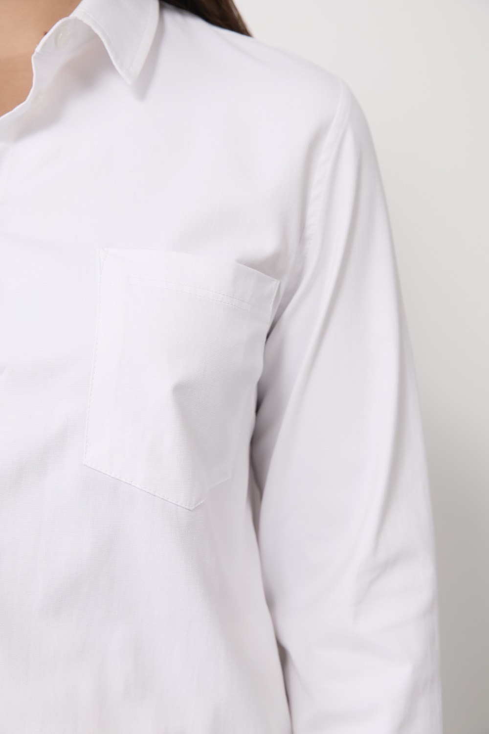 Рубашка удлиненная с карманом; белый
