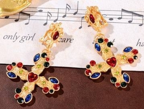 56436-sergi-s-podveskami-kresty-v-stilistike-dolce-gabanna