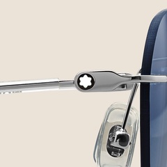 Солнцезащитные очки в серебристой металлической оправе