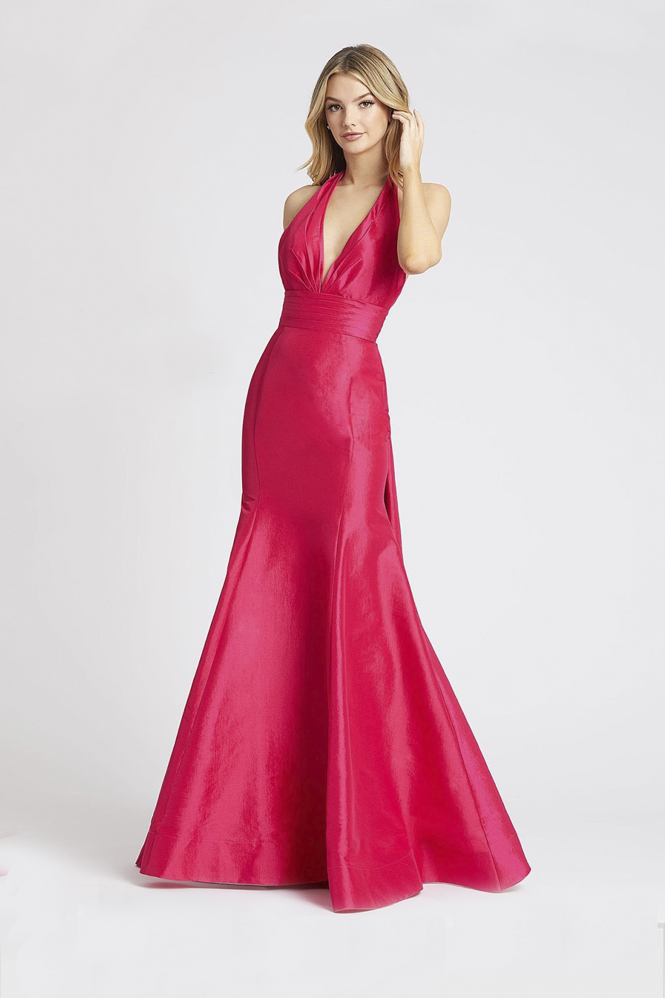 Длинное платье в розовом цвете с вырезом на спине