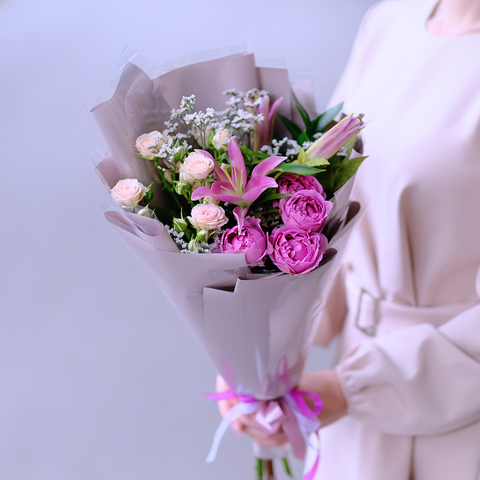 Летний букет-комплимент с лилией и пионовидными розами #567
