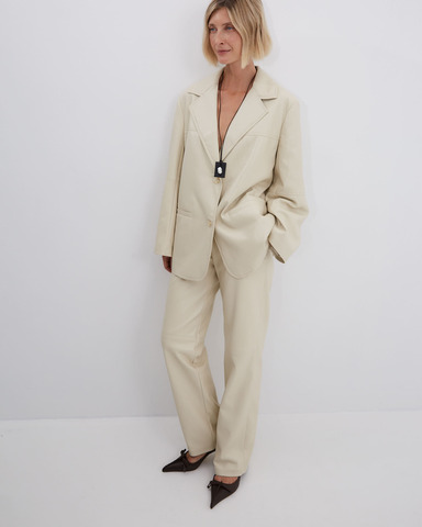 Брюки прямые из искусственной кожи молочный