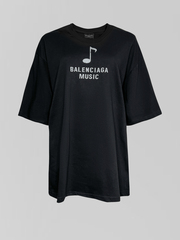 Футболка удлиненная однотонная с надписью и принтом ноты спереди