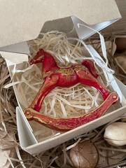 Красная лошадка. Подвеска FG-163