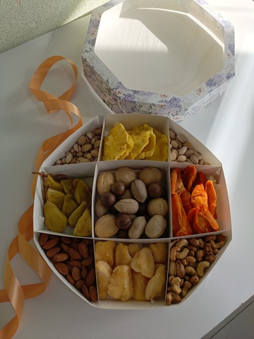 Коробка с орехами и сухофруктами