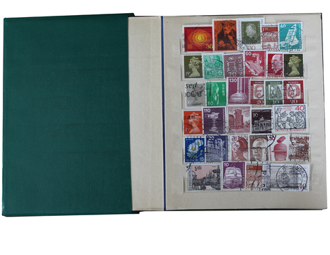 Альбом с коллекцией иностранных марок, в количестве 700+ штук. VF