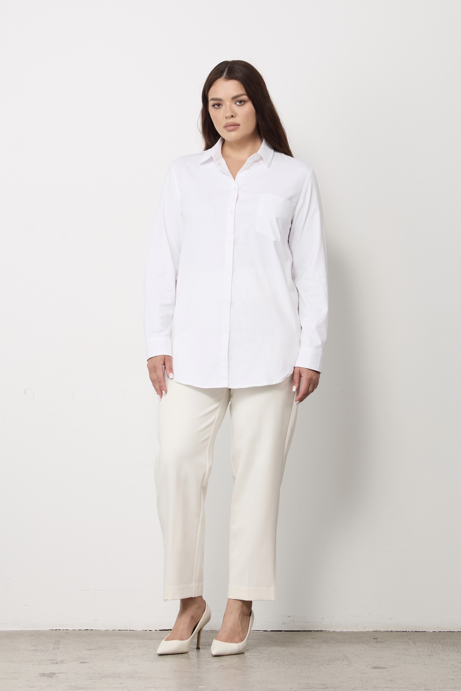Рубашка удлиненная с карманом; белый