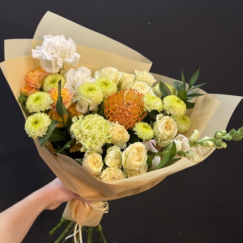 Букет из сортовых хризантем, кустовой розы и нутана