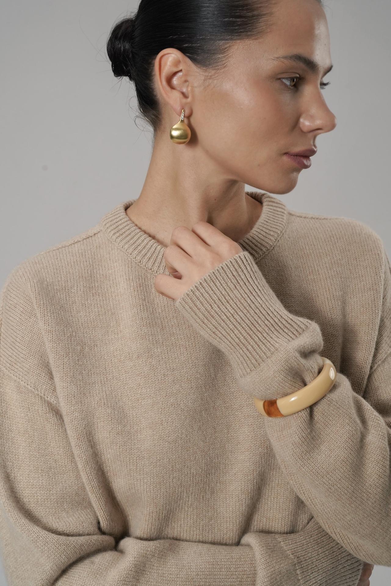 Браслет со вставкой под янтарь