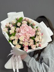 Дуо-букет с розовой гортензией и кустовыми розами сорта "Рефлекс"