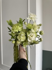 Свадебный букет диантусов, лизиантуса, хелеборуса и амаранта