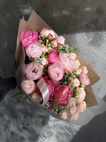 Букет из кустовых роз с пионами