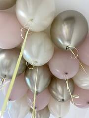 Облако шаров в нежно-розовых тонах