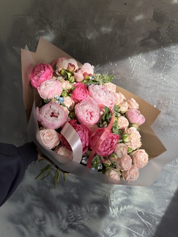 Букет из кустовых роз с пионами