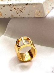Стильное широкое кольцо с лого CDior из латуни в позолоте